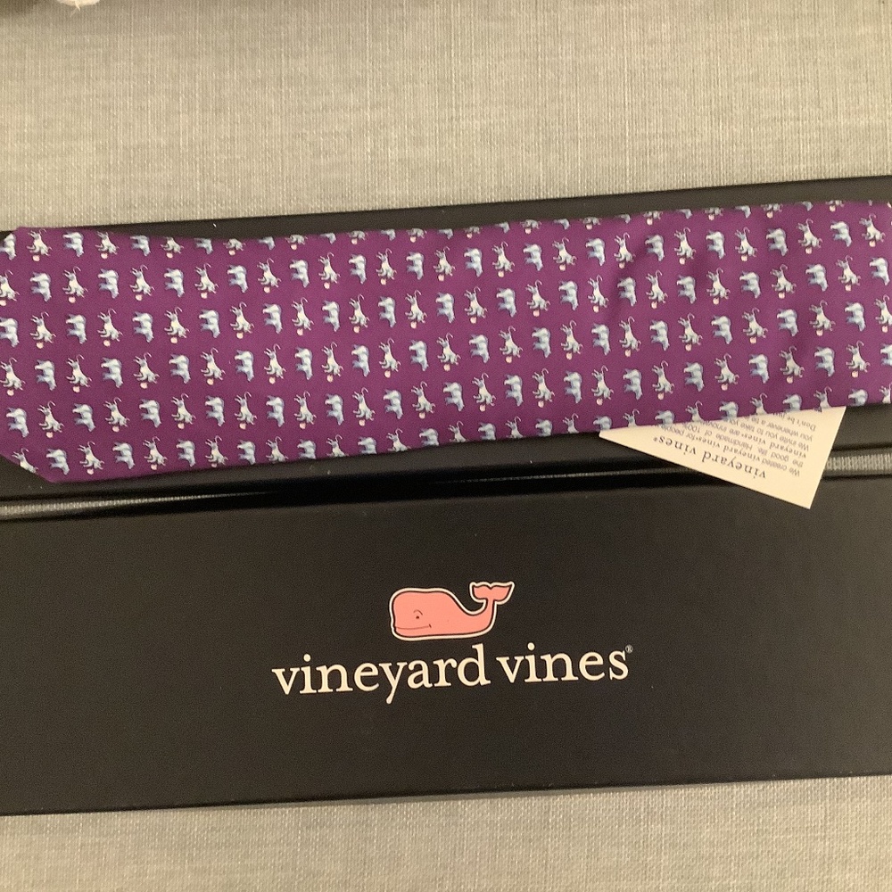 VINEYARD VINES Purple Bulls & Bears Blue Stock Market Pattern Mens Silk Tie